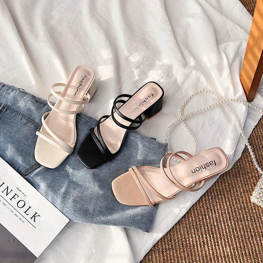 Sandalias elegantes con tiras cruzadas ¡Perfectas para el verano!