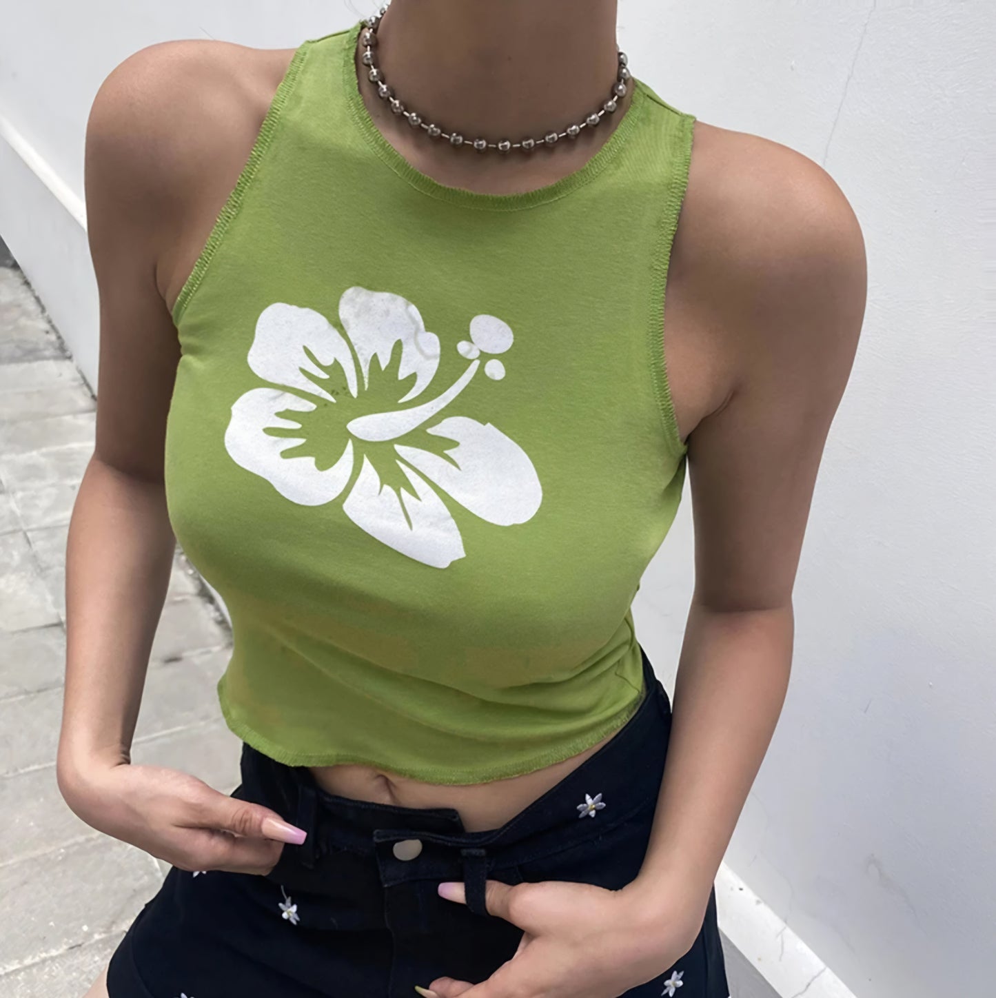 Top corte halter con flor hawaiana